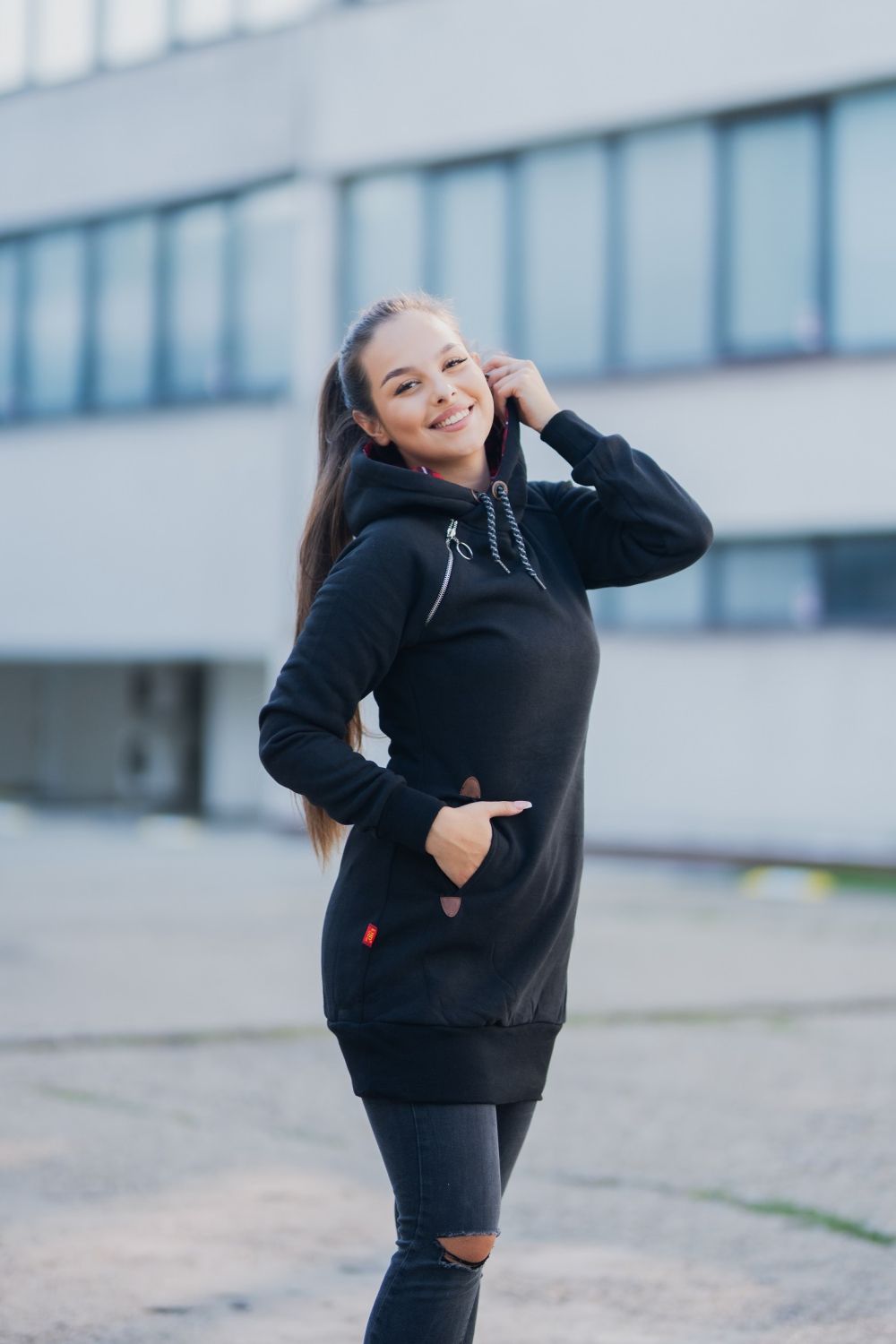 Hanorac lung negru cu glugă în carouri