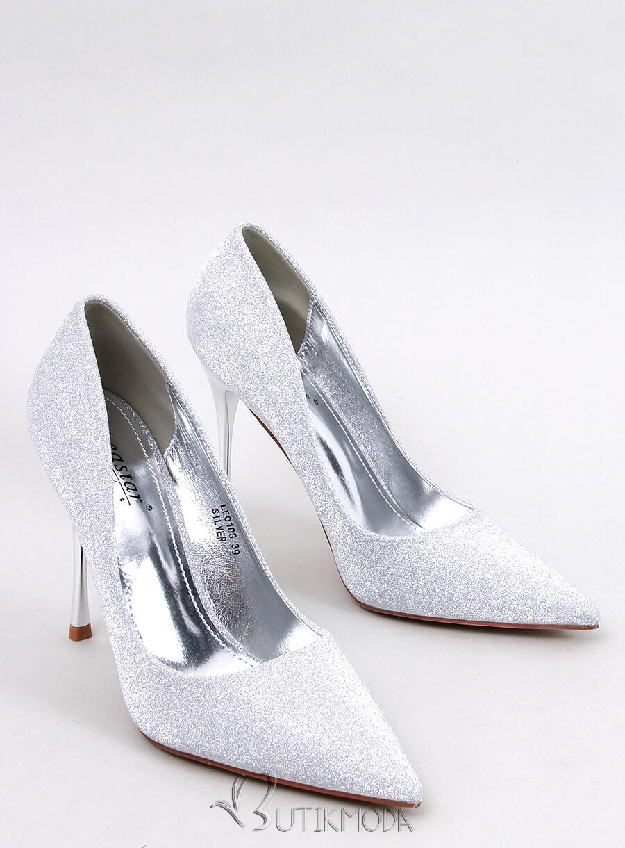 Pantofi argintii lucioși și eleganți