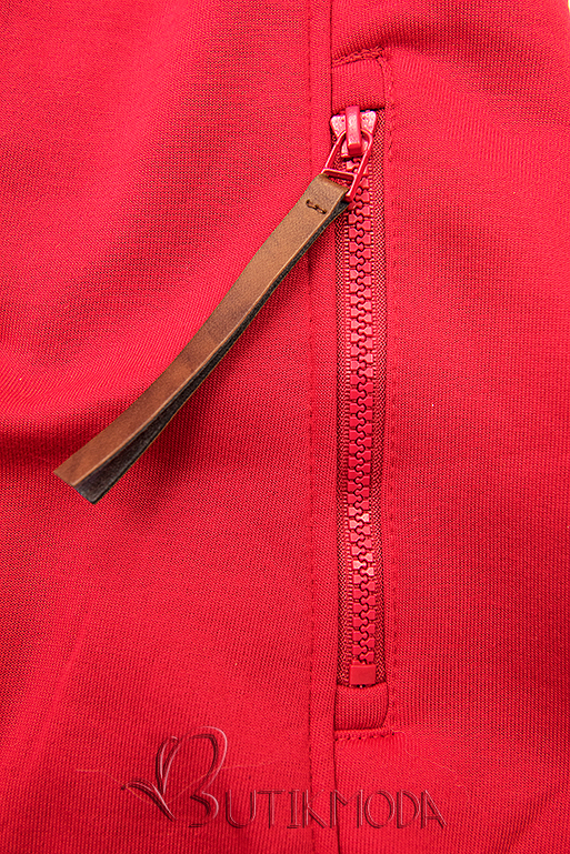 Hanorac cu glugă roșu într-o croială prelungită