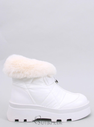 Pantofi de zăpadă albi pe o platformă înaltă