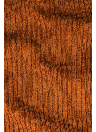 Rochie maro din tricot cu guler înalt