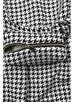 Rochie negru-alb cu o geantă în talie