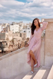 Rochie maxi asimetrică roz cu mâneci lungi
