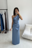 Rochie maxi satinată pe un umăr, albastru denim