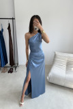 Rochie maxi satinată pe un umăr, albastru denim