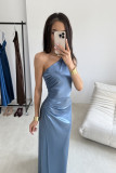 Rochie maxi satinată pe un umăr, albastru denim
