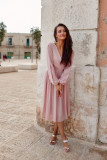 Rochie roz evazată cu decolteu petrecut și mâneci lungi