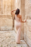 Rochie maxi mulată, cu un umăr, din material strălucitor, bej