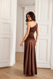 Rochie maxi satinată pe un umăr, maro