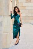 Rochie midi satinată cu o mânecă lungă, verde