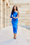 Rochie midi din satin cu o mânecă lungă, în nuanță intensă de albastru