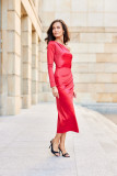 Rochie midi satinată cu o mânecă lungă, roșie