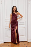 Rochie maxi satinată pe un umăr, culoare bordo