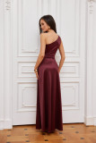 Rochie maxi satinată pe un umăr, culoare bordo