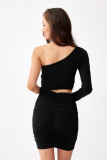 Rochie brocart neagră cu decupaj pe un umăr