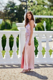 Rochie maxi satinată pe un umăr, roz
