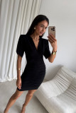 Rochie mini neagră cu drapaj și decolteu petrecut