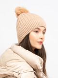 Căciulă de iarnă bej cu pompon