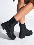 Botine negre cu șireturi