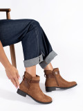 Botine din suede maro cu curea decorativă