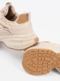 Sneakersi bej deschis pe platformă