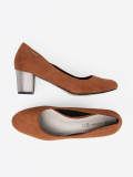 Pantofi maro cu toc decorativ argintiu
