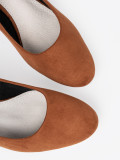 Pantofi maro cu toc decorativ argintiu