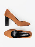 Pantofi cu toc maro deschis pe toc negru