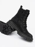 Botine negre cu șireturi și talpă antiderapantă