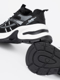 Sneakersi negri cu partea superioară respirabilă și talpă albă masivă