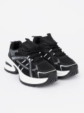 Sneakersi negri cu partea superioară respirabilă și talpă albă masivă