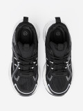 Sneakersi negri cu partea superioară respirabilă și talpă albă masivă