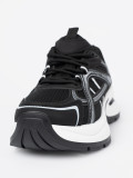 Sneakersi negri cu partea superioară respirabilă și talpă albă masivă