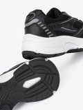 Sneakers negri cu plasă și talpă albă