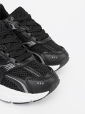Sneakers negri cu plasă și talpă albă