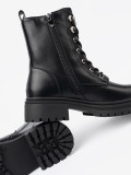 Botine negre cu șireturi și decor metalic