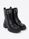Botine negre cu șireturi și decor metalic