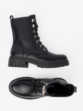 Botine negre cu șireturi și decor metalic