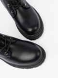 Botine negre cu șireturi și decor metalic