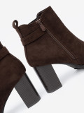 Botine maro cu toc și cataramă decorativă
