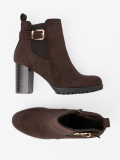 Botine maro cu toc și cataramă decorativă