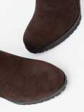 Botine maro cu toc și cataramă decorativă