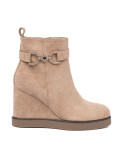 Botine bej cu toc wedge și cataramă decorativă