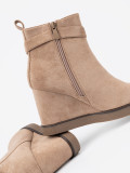 Botine bej cu toc wedge și cataramă decorativă
