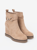 Botine bej cu toc wedge și cataramă decorativă