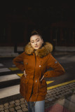 Parka neagră cu căptușeală detașabilă și blană