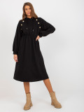 Rochie neagră cu glugă și fustă evazată