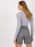 Pantaloni scurți eleganți gri pentru femei cu dungi și buzunare
