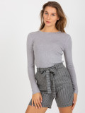 Pantaloni scurți eleganți gri pentru femei cu dungi și buzunare
