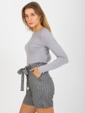 Pantaloni scurți eleganți gri pentru femei cu dungi și buzunare